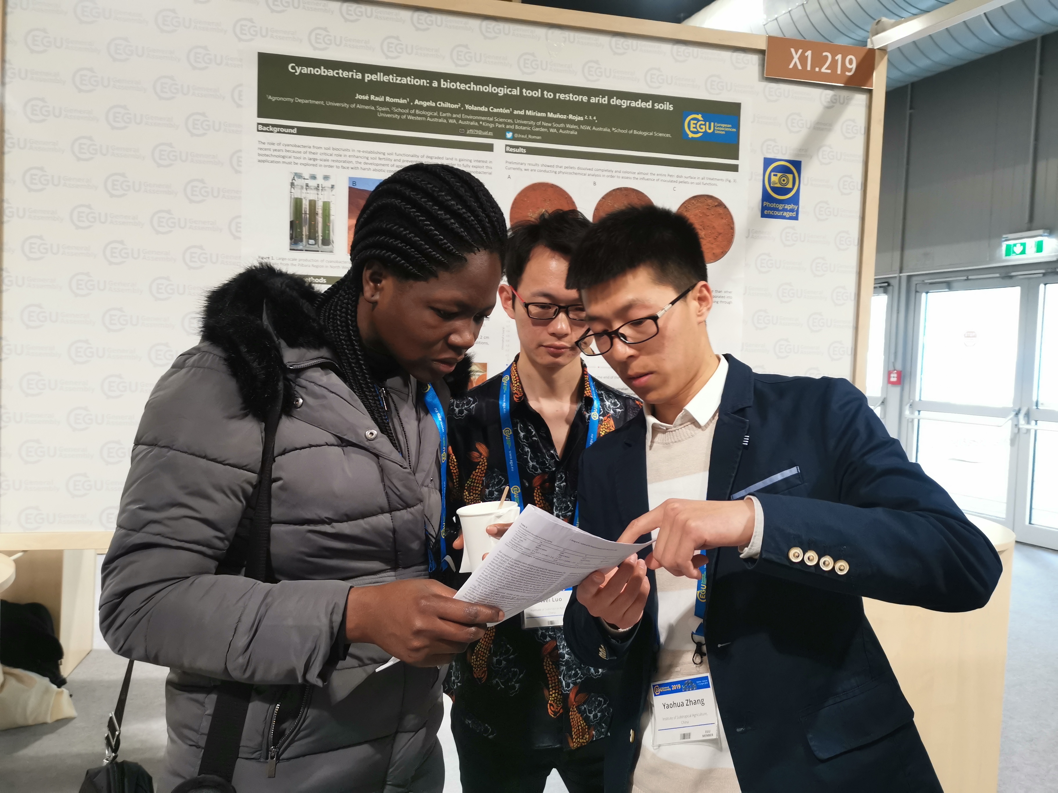 博士生张耀华在维也纳参加欧洲地学联盟大会与外国学者交流