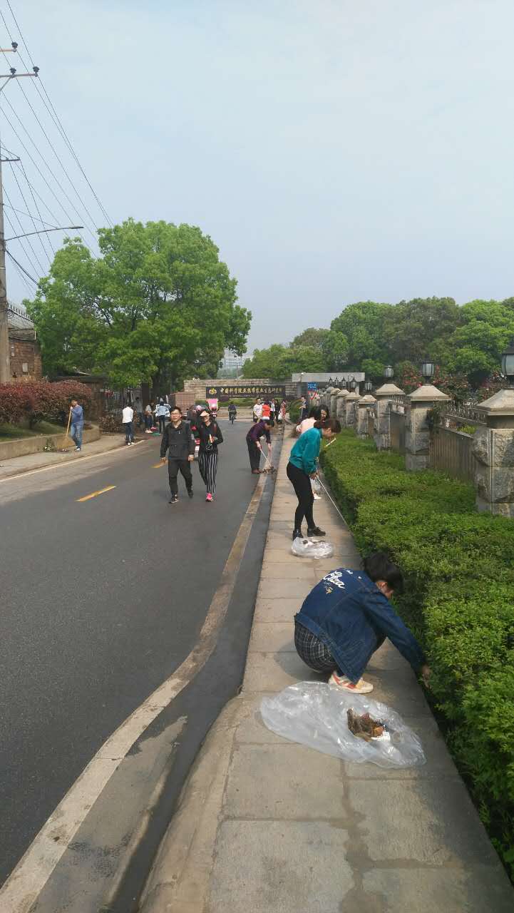 研究生志愿者参与“保卫蓝天活动”