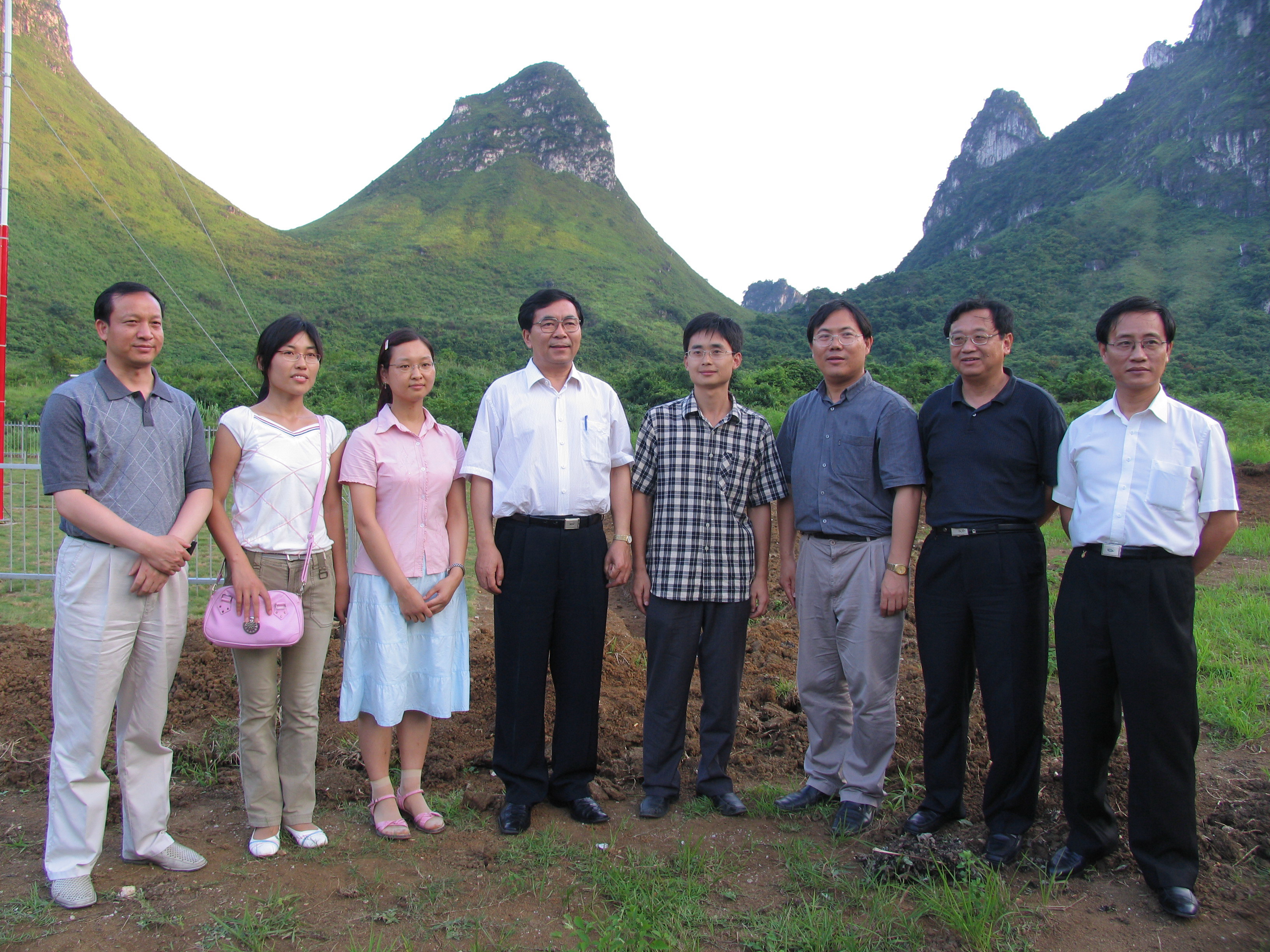 04白院长与在站工作研究生合影