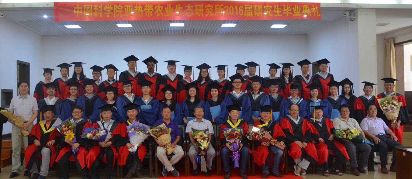 2016届毕业生与导师合影