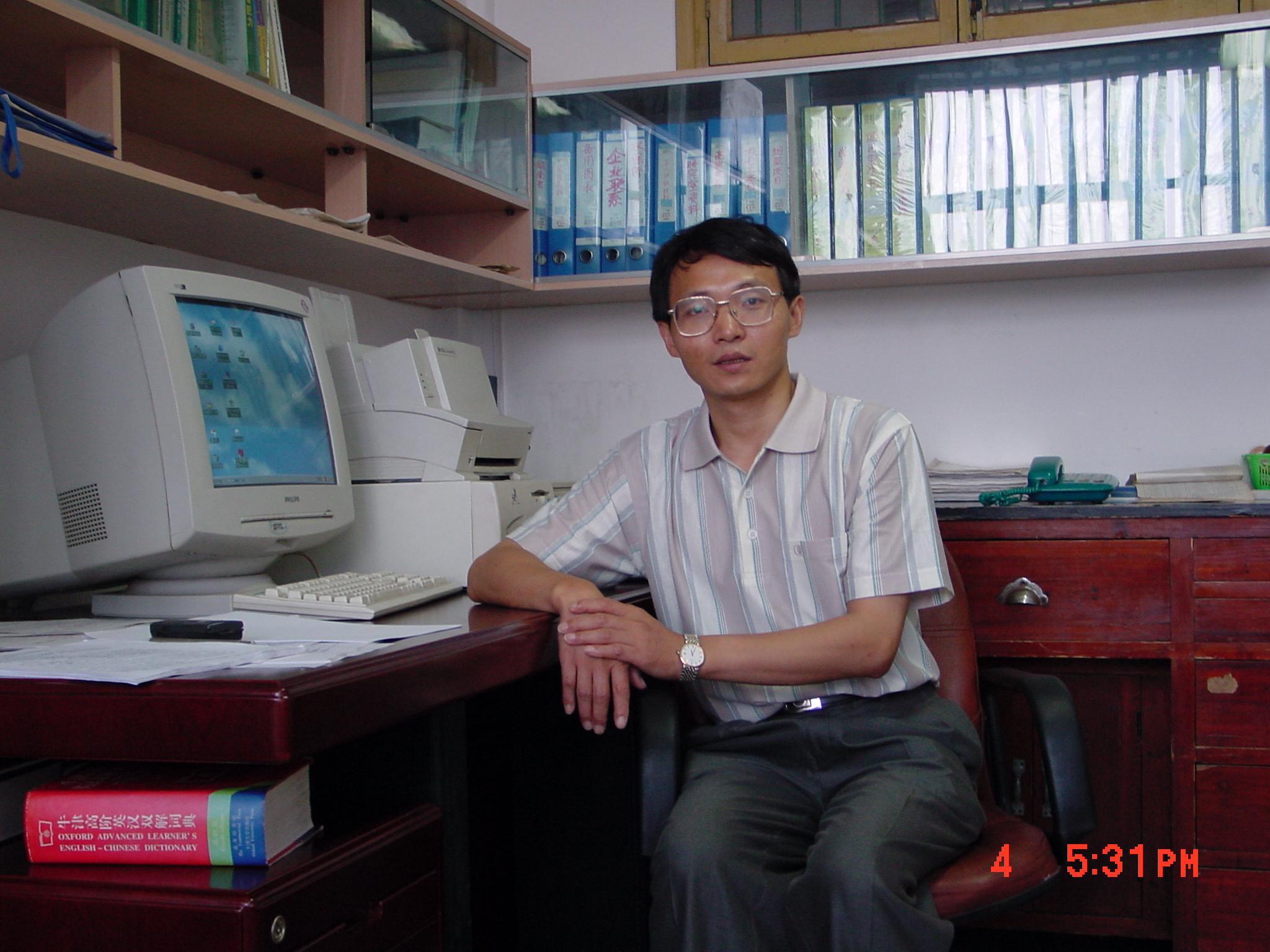 我所首届硕士毕业生、中科院青年科学家奖获得者、现任博导吴金水研究员