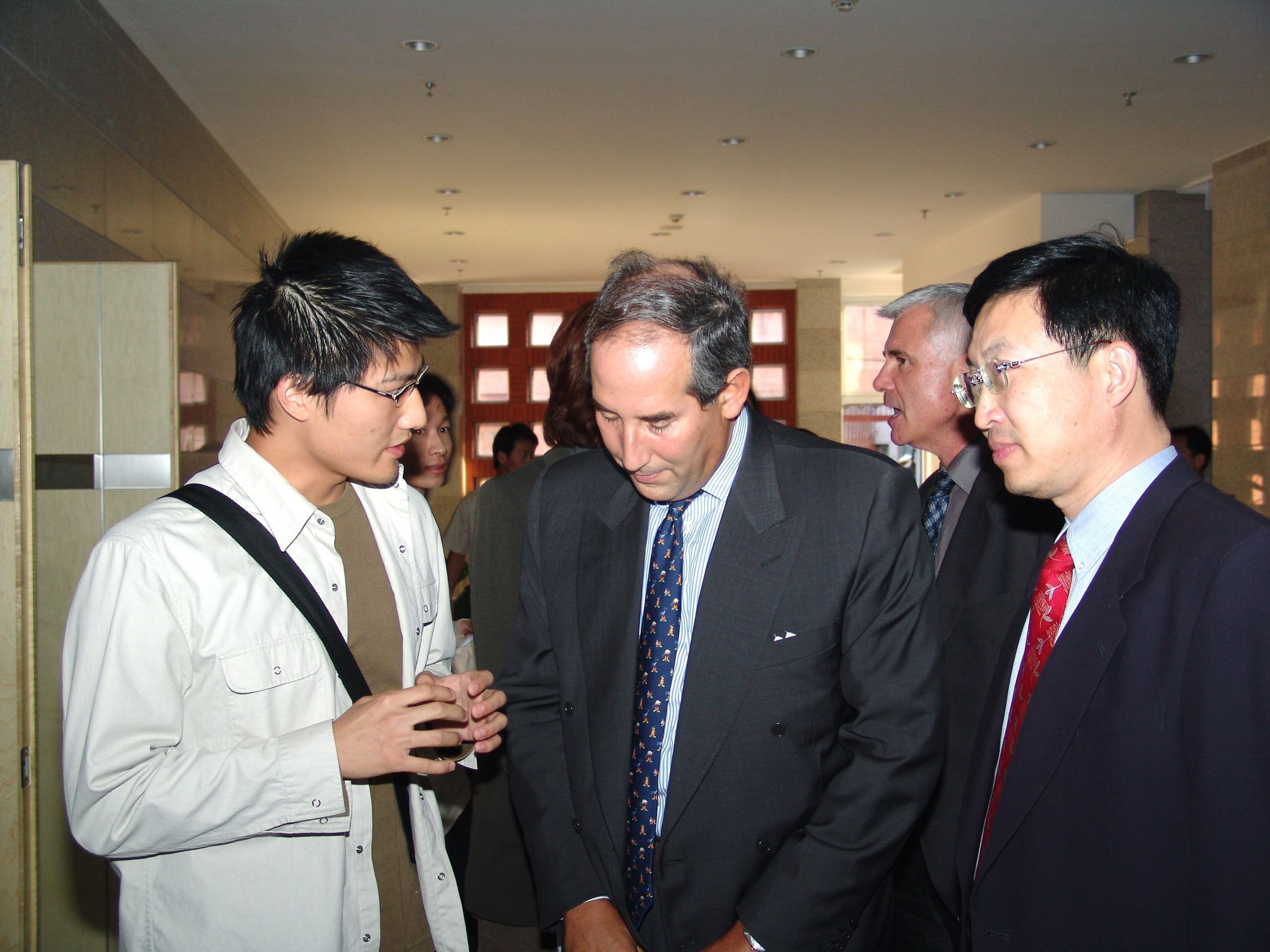 研究生刘淳与外宾交流