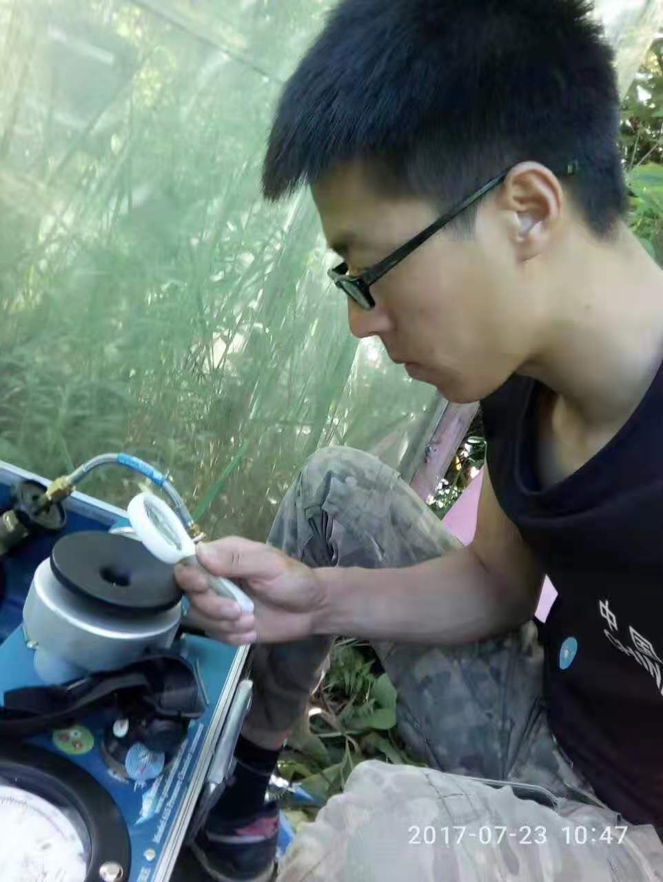 研究生用植物水势仪观测植物水势（张耀华摄）