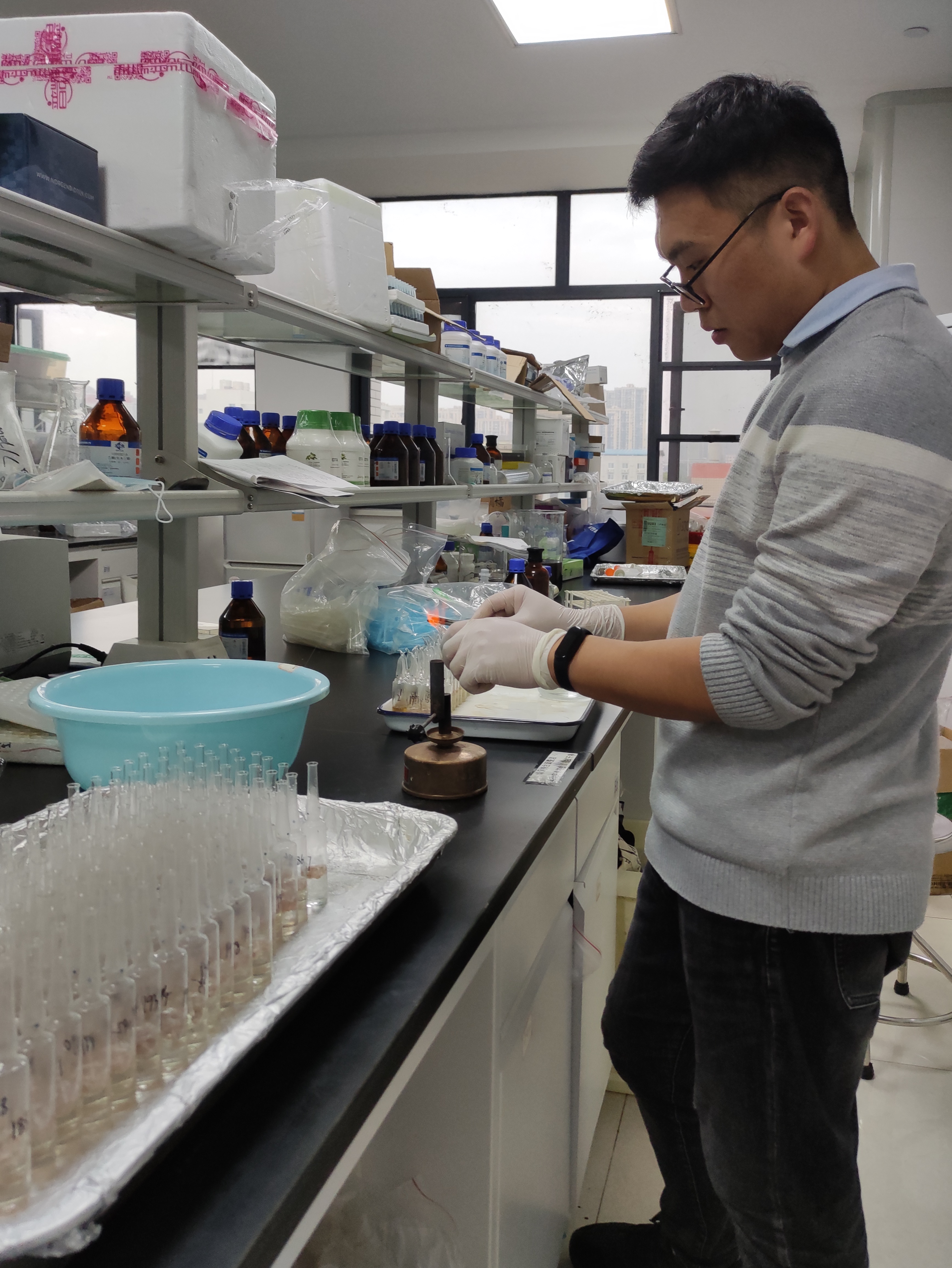 研究生吕小康进行水解氨基酸实验